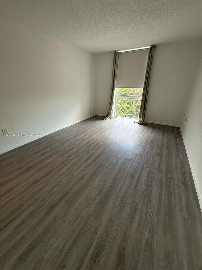 Photo - 16950 W Dixie Hwy Unidad 524