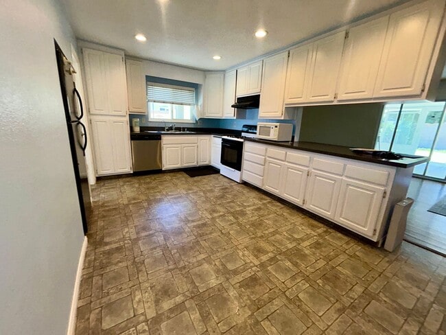 Photo - 4 Bed / 2 Bath Home for Rent in Huntington Beach