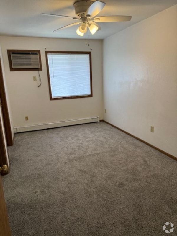 Building Photo - 305 S 1st St Rental