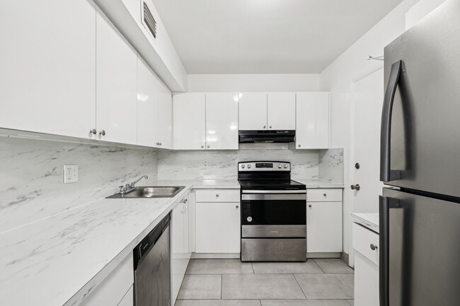 Photo - Luna At Hollywood