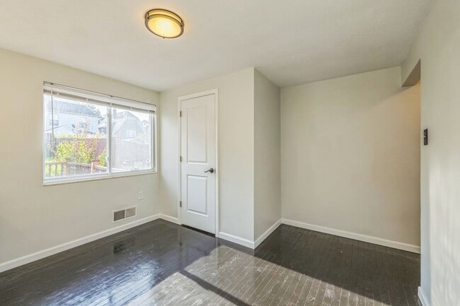 Photo - 1611 Alverado Ave