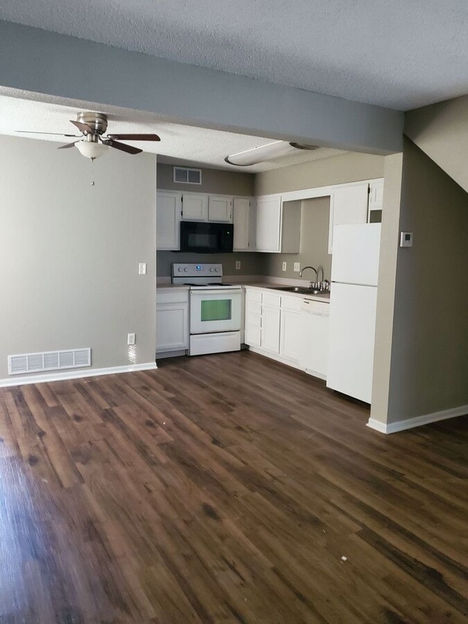 3 Bedroom, 2 1/2 Bathroom Townhouse - 3 Bedroom, 2 1/2 Bathroom Townhouse