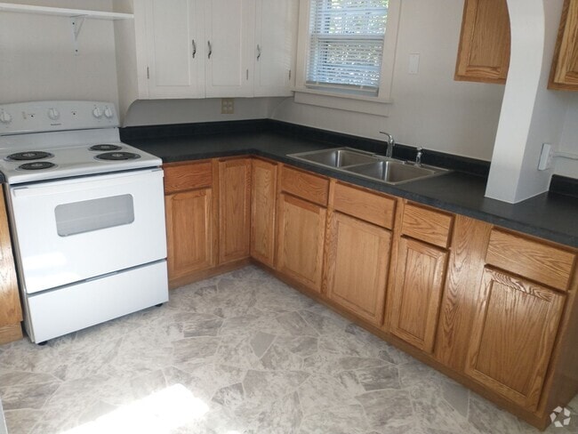 Building Photo - $1100 - 2 Bedroom 1 Bath Duplex - Walk to ... Unit 404 Rental