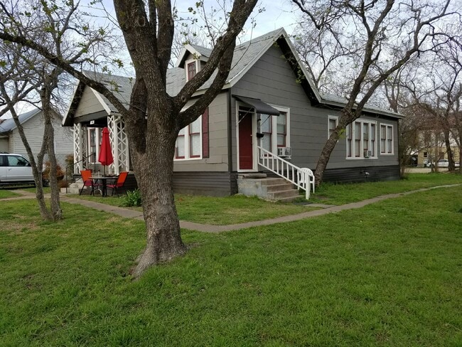 Building Photo - 706 Fowzer St Unit 706