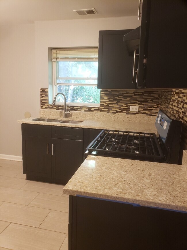 Photo - 1061 E 80th St