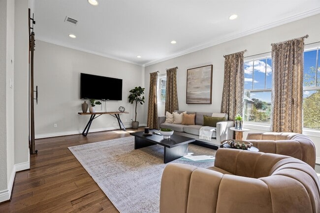Photo - 1112 Highknoll Ln