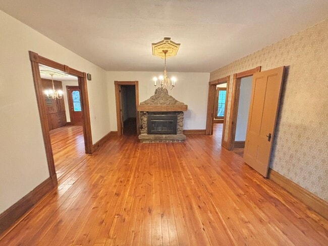 Photo - HUGE 6bd / 3ba House | Penfield Schools | 2nd floor Laundry hooks | Master Suite