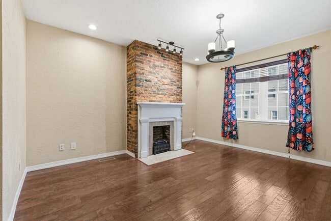 Photo - Charming 3 Bedroom/4 Bathroom Detached Home Located In The South Side Flats. Available Immediately.