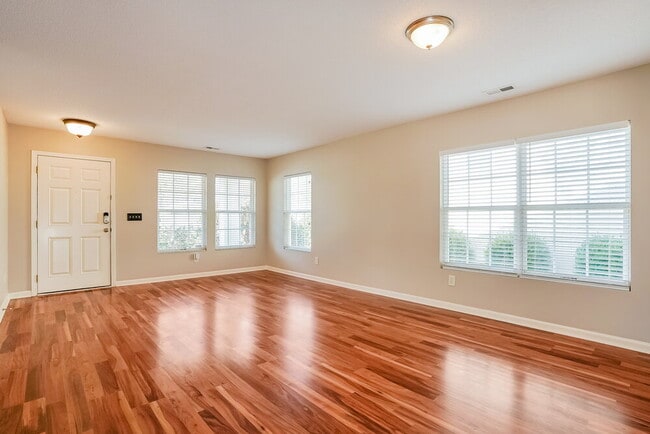 Photo - 124 Georgetowne Dr