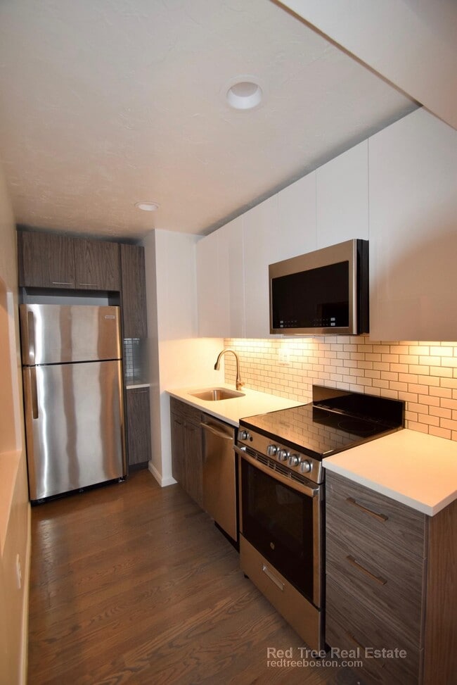 Building Photo - 19 Peterborough St Unit 17