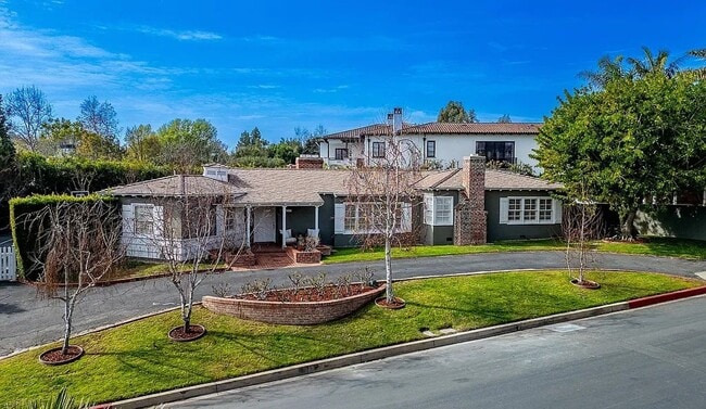 Building Photo - Gated Brentwood Circle Family Home
