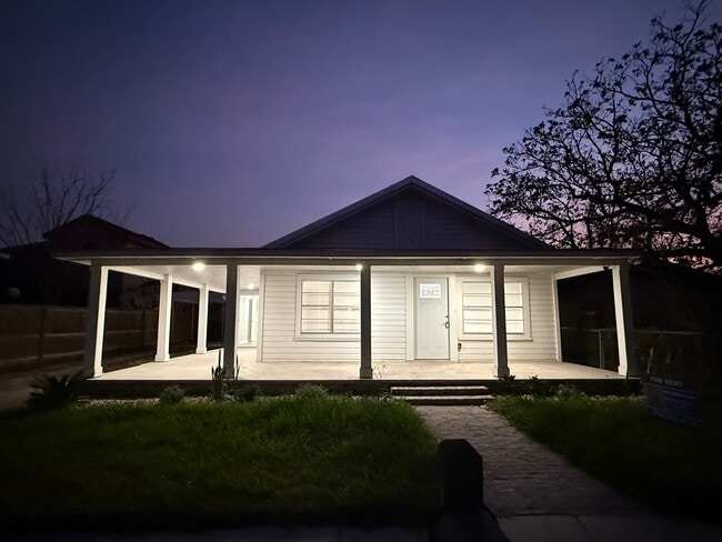 Building Photo - 606 E Kuhn St