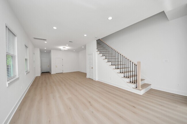 Photo - 8601 Amadwe St