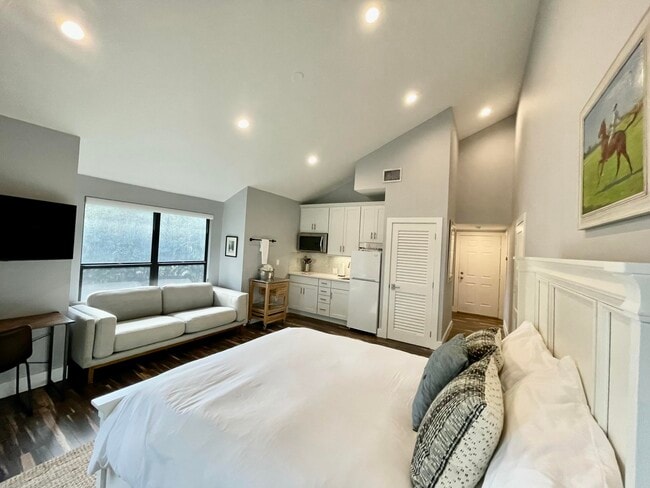 Building Photo - 11863 Wimbledon Cir Unit 547