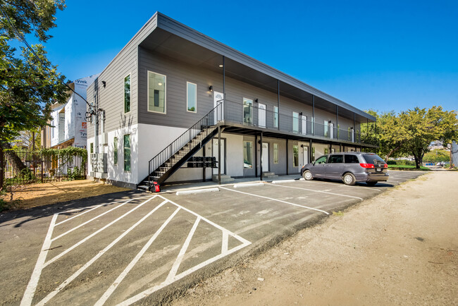 Photo - 1531 Hickory St Apartments