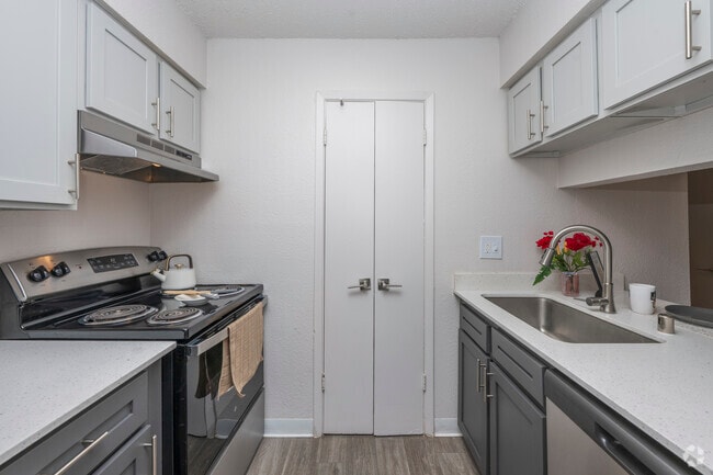 2BR, 1BA - 857SF - Kitchen