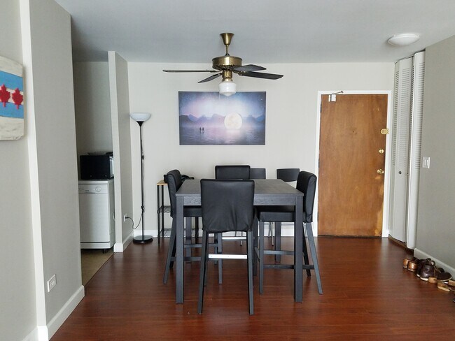 Dining room - 607 W Wrightwood Ave Unit 812
