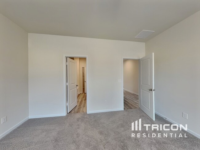 Photo - 1040 Claas Wy