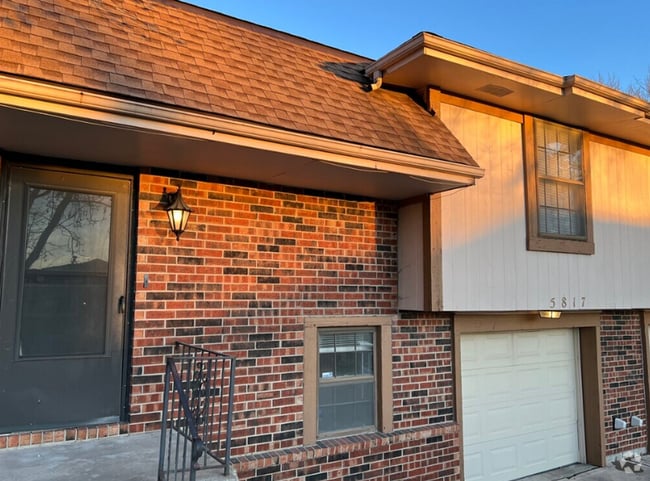 Building Photo - *COMING SOON* Spacious 3 Bed, Two Bath Dup... Rental