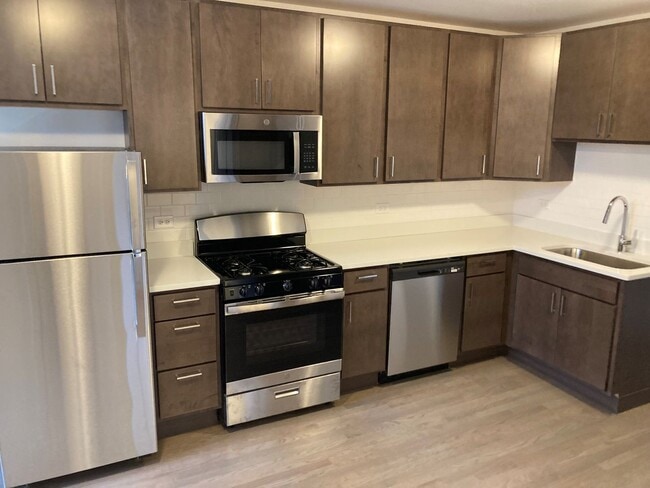 Building Photo - 3409 W Fullerton Ave Unit 2A