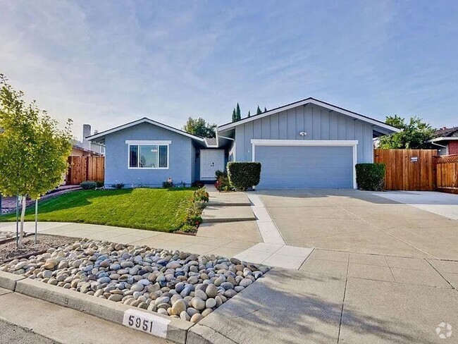 Building Photo - Sharp 3 Bedroom 2 Bath Single Family Home ...