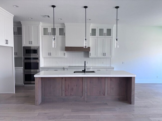 Photo - Beautiful 5 Bed 3.5 bath near Sunrise Valley Park In Washington.