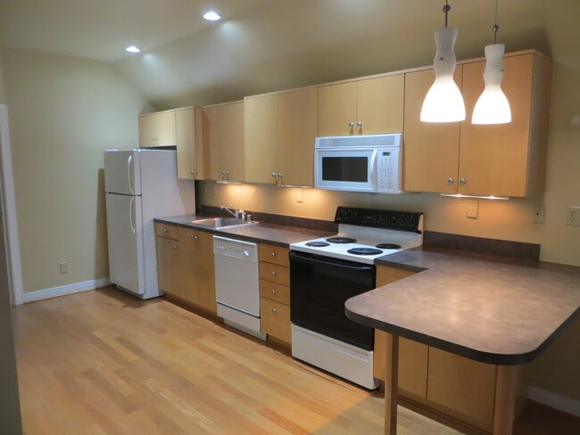 Galley Kitchen - 2115 Gladstone Ave Unidad 2115 Carriage House