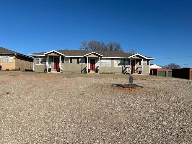 Triplex and parking area - 613 S 6th St Unit 613