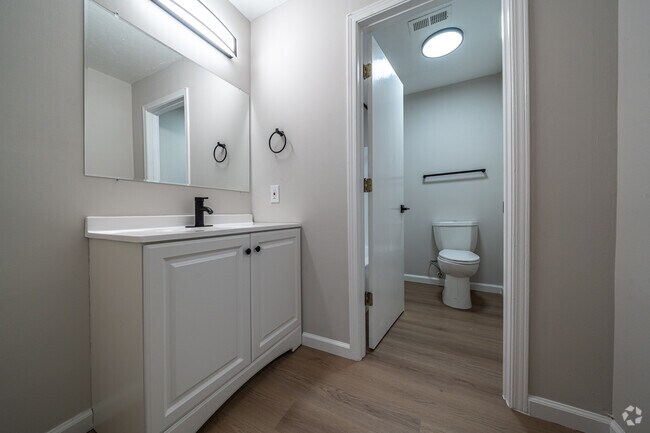 2BR, 1BA - 900SF (Updated) - Bathroom