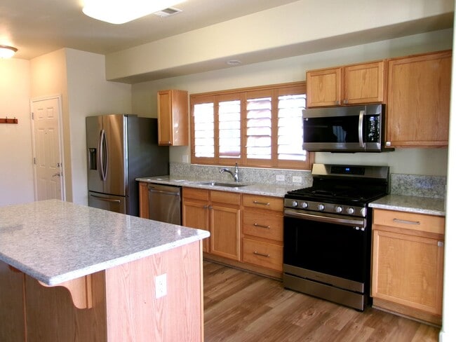 Photo - 3 Bedroom, 2-1/2 bath, 2-car garage in Nor...
