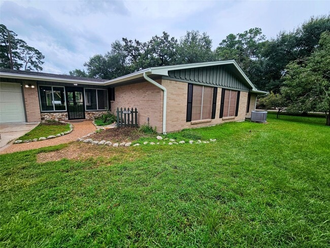 Building Photo - 2015 Silver Leaf Dr Rental