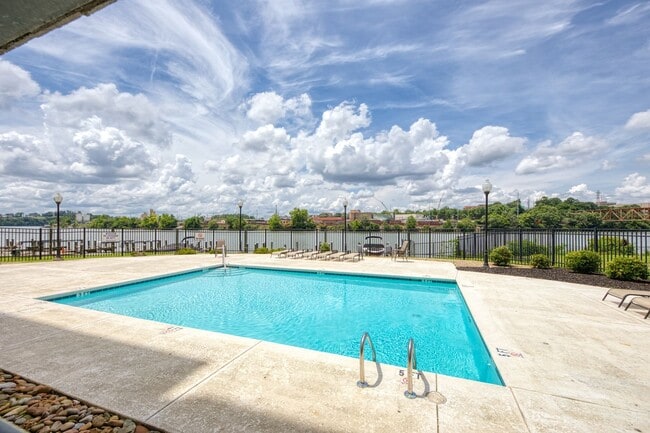 Building Photo - **Stunning Waterfront Condo in Downtown Knoxville**  2 Bedroom, 2 bath Fully renovated! Available... Unit River Towne #401