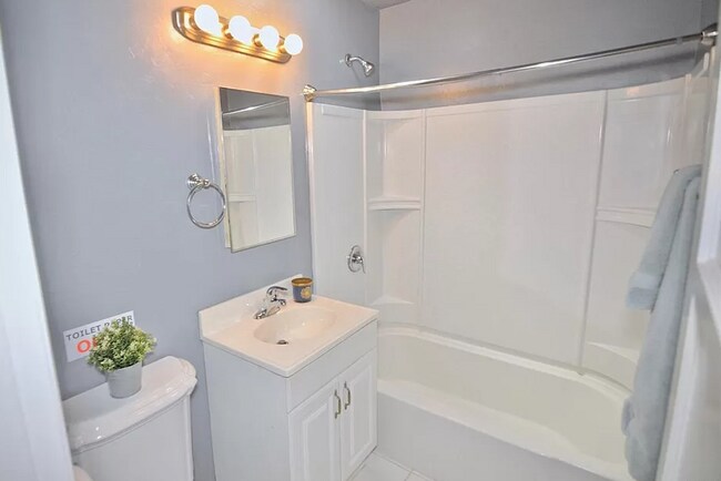 Photo - 5BD/2BA, Great Sunroom!