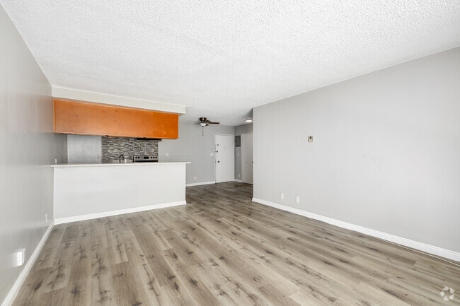 1BR, 1BA - 740SF - Living Room