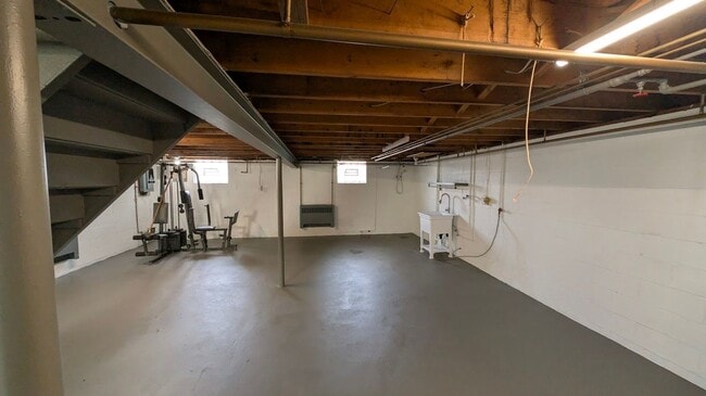 Building Photo - Whitaker / Homestead - 2 BR Single Family, Large Fenced Yard, Garage