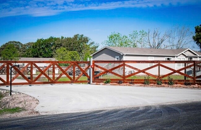 Building Photo - 1566 County Rd 610