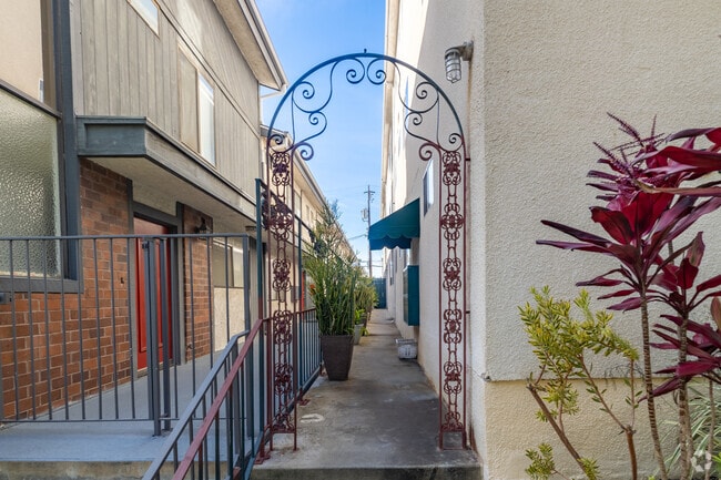 Entrada - Large Bright Front Remolded 2x2 Unit
