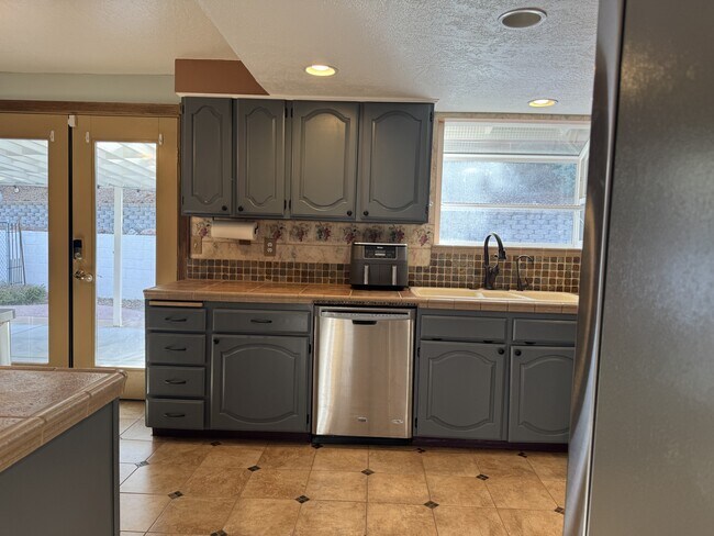 Photo - 1855 King Edward Dr