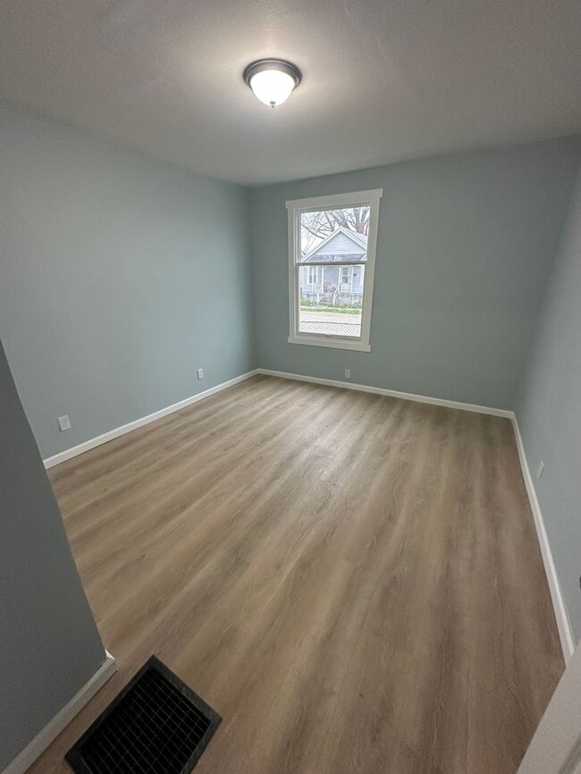 Photo - Great Location! 2 BEDROOM DUPLEX LOWER UNIT WITH BACKYARD