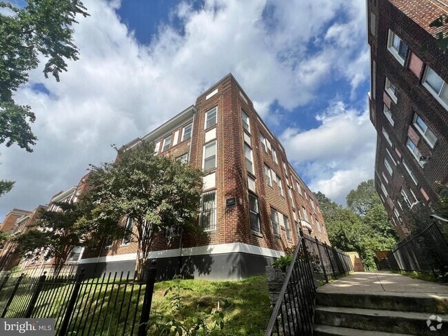 Building Photo - Newly Available Three Bedroom Condo in Col...