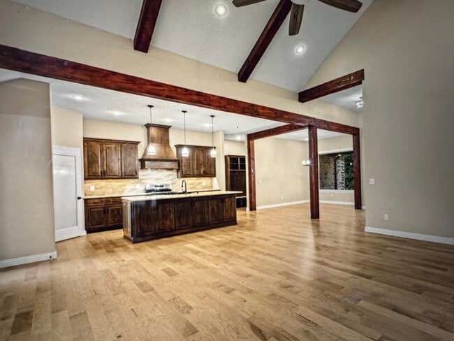 104 W Aven Ave