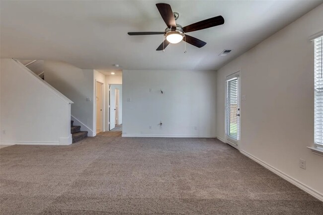 Photo - 749 Windsor Dr