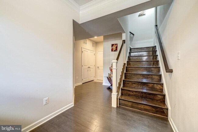 22489 Naugatuck Square