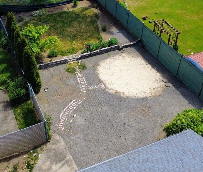 Photo - 3 Bedroom, 1 Bathroom Duplex Near Coburg Road