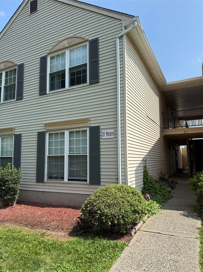 Building Photo - 31 Moore Ln Unit 11