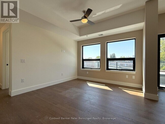 Photo - 405 Queen St S