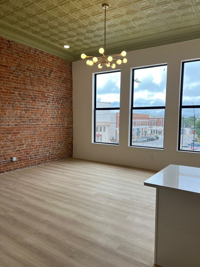 Building Photo - 113 E Broadway St Rental