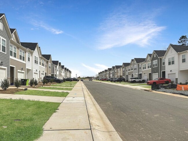 Photo - 911 Pilot St