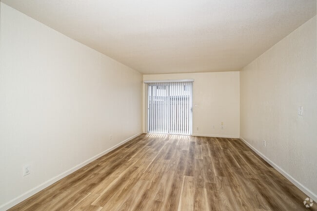 1BR, 1BA - 663SF
