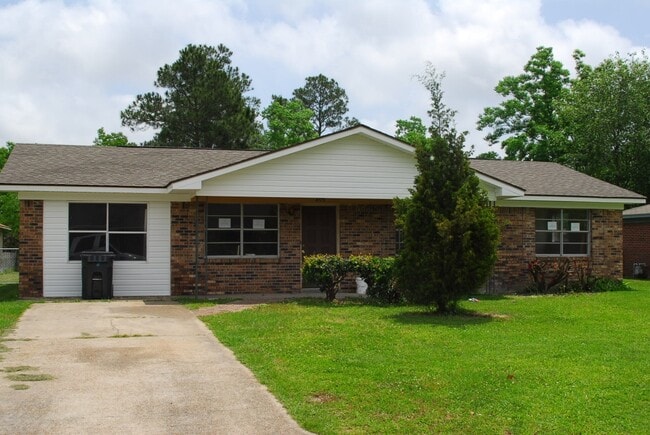 Building Photo - 403 Pine Hills Dr Rental